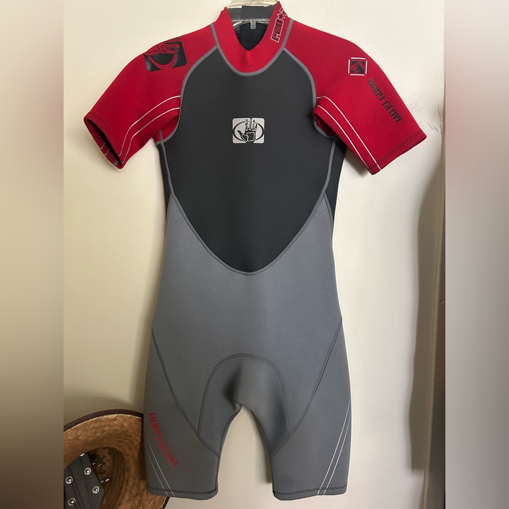 Wore once like new Wetsuit 🏄‍♀️🏄🏼‍♂️by Bodyglove